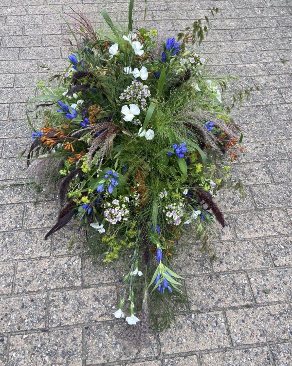 Bårebuket bundet "vildt" i sæsonens blomster